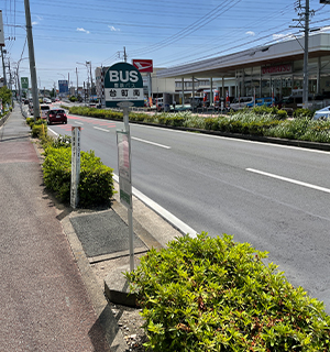 台町南のバス停から当院までの道順1