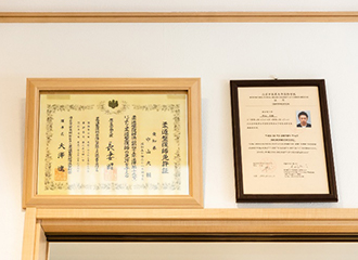 厚生労働省認定の国家資格を保有し、安心安全の施術を提供することができます01
